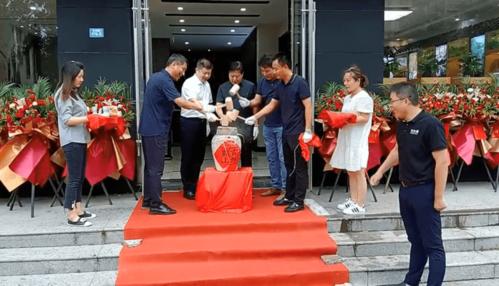 品鉴馆位于徐州新沂闹市区,毗邻国际商贸城
